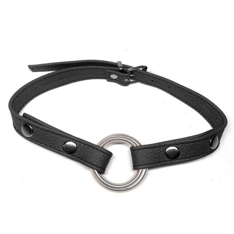 Bâillon en cuir souple noir avec 2 anneaux amovibles en acier argenté. Taille unique, il s&#039;ajuste en tour de tête. 