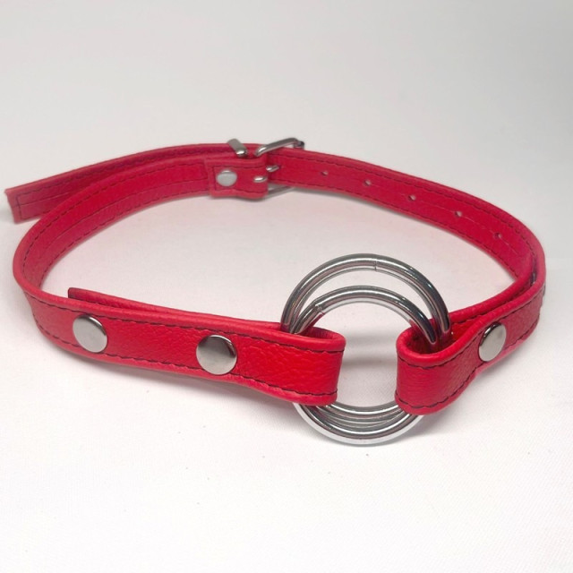 Bâillon en cuir souple rouge avec 2 anneaux amovibles en acier argenté. Taille unique, il s'ajuste en tour de tête.