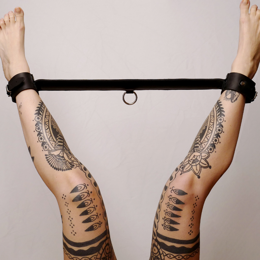 Barre d&#039;écartement en cuir, idéal pour contraindre de multiples façons.