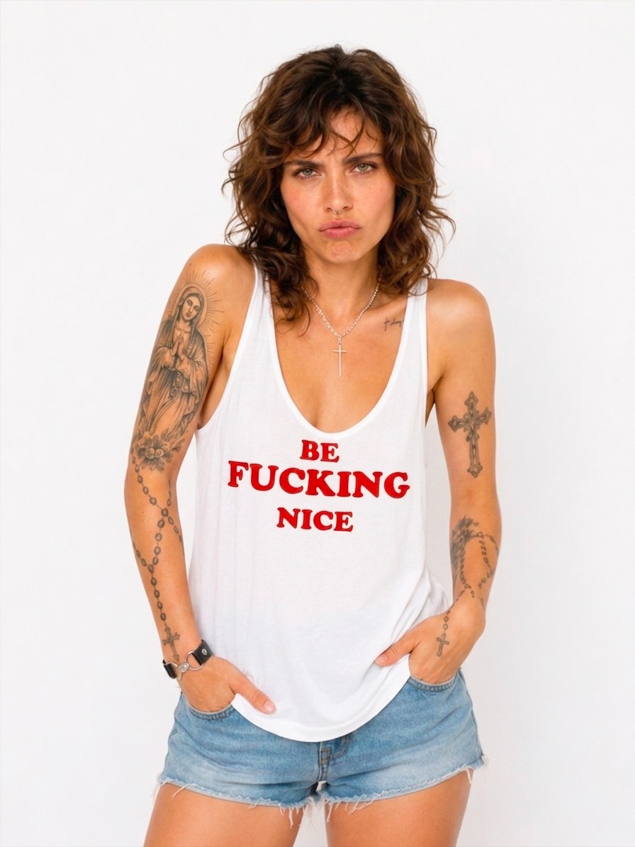 Débardeur en coton avec message imprimé rouge sur blanc &quot;Be Fucking Nice&quot;