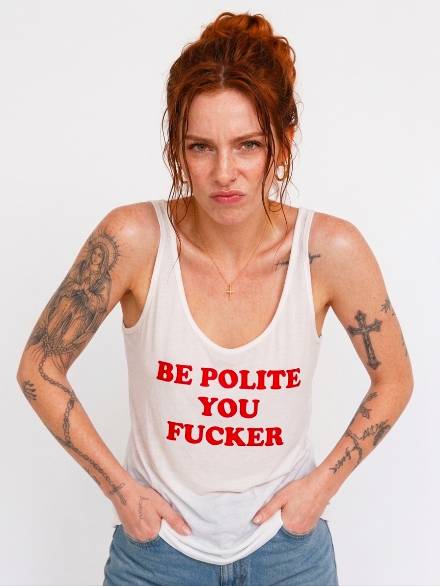 Débardeur en coton avec le message &quot;Be Polite You Fucker&quot; imprimé rouge sur blanc