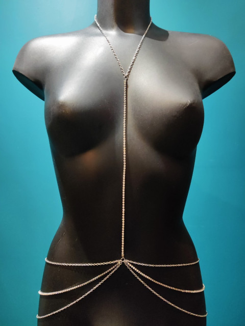 Bijou de poitrine en I qui habille le cou comme un collier, descend entre les seins et se pose sur les hanches avec élégance.