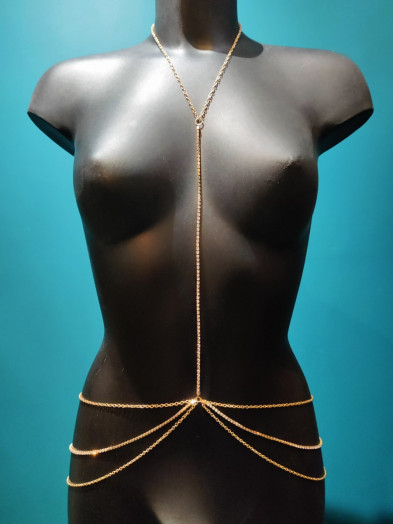 Bijou de poitrine en I qui habille le cou comme un collier, descend entre les seins et se pose sur les hanches avec élégance.