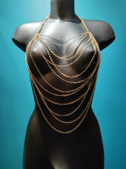 Bijou de buste multichaînes avec strass blancs. Il met en valeur la poitrine et sublime le corps nu tout comme un ensemble de lingerie ou une tenue du quotidien.