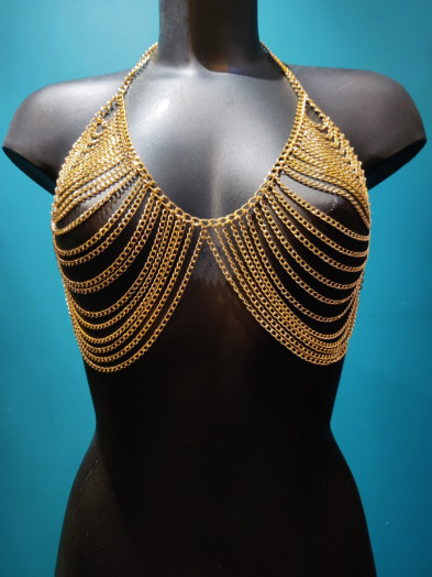 Bijou de poitrine effet soutien-gorge en chaînes larges dorées qui mettent en valeur le décolleté