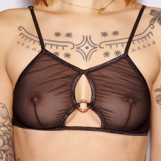 Brassière en résille avec anneau sur l'entre-seins