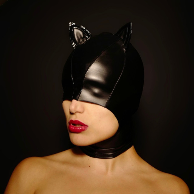 Cagoule fetish de catwoman en laqué et vinyle noir