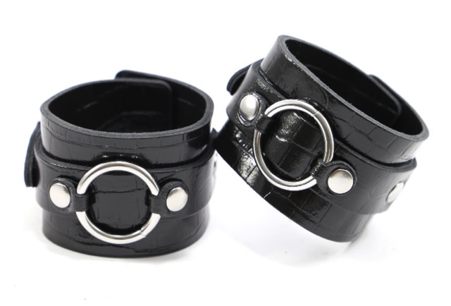 Chevillères larges en cuir effet croco noir, ornées sur l'avant d'un anneau d'attache en acier argenté