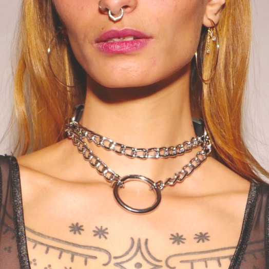 Collier fetish en cuir et chaîne qui peut servir à s'étrangler. Décliné en deux tailles, il convient à tous les corps.