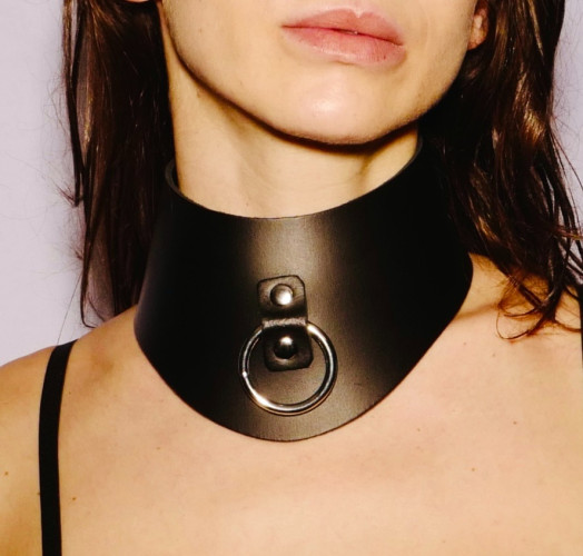 Collier effet minerve en cuir épais noir avec anneau d'attache en acier argenté