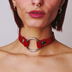 Choker O-ring en cuir rouge avec anneau en acier argenté