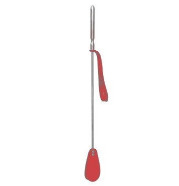 Cravache longue avec manche en aluminium et mèche ronde en cuir rouge. Sa dragonne assure son maintien ainsi qu'un rangement facile et élégant.