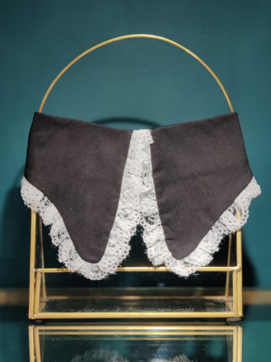 Col de soubrette en coton noir et dentelle blanche. Fait à la main, il accessoirise les parures de soubrette pour les costumes fetish.