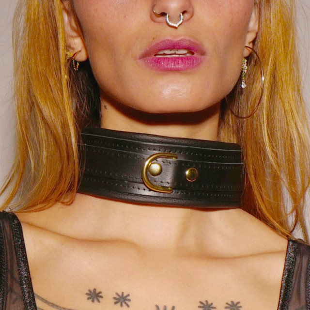 Choker en cuir molletonné noir avec rivets et attaches en acier doré