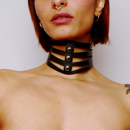 Collier en cuir découpé noir et attaches en acier argenté