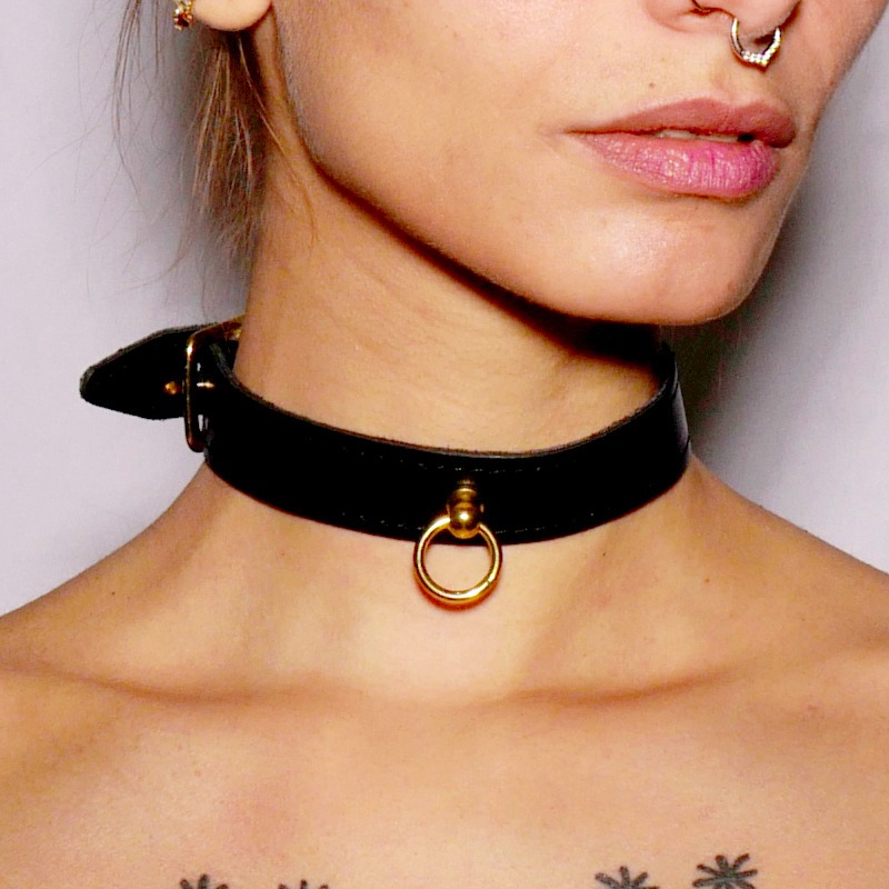 Choker fin en cuir noir avec anneau en acier doré 
