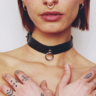 Choker fin en cuir noir avec anneau en acier argenté