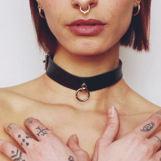 Choker fin en cuir noir et argent qui se porte en bijou de corps pour habiller le cou ou comme accessoire de jeu BDSM