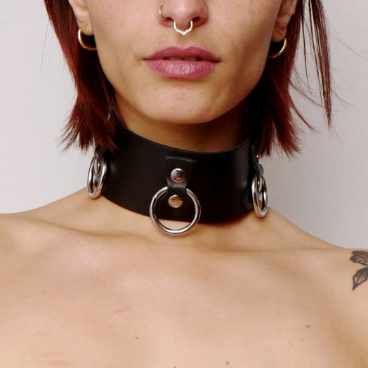 Choker en cuir noir avec trois anneaux en acier pour contraindre de différentes façons.
