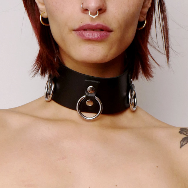 Choker en cuir noir avec trois anneaux en acier pour contraindre de différentes façons.