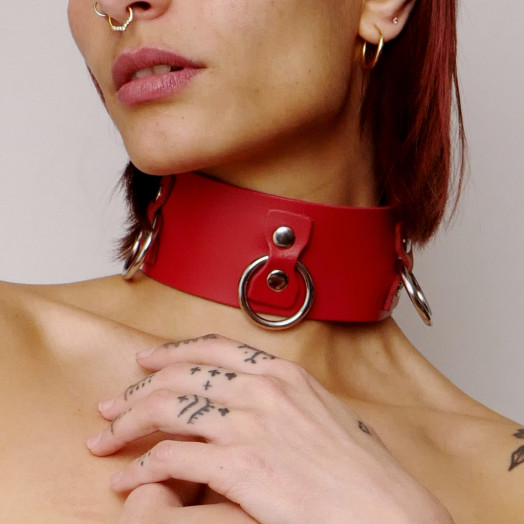 Choker en cuir rouge avec trois anneaux en acier pour contraindre de différentes façons.