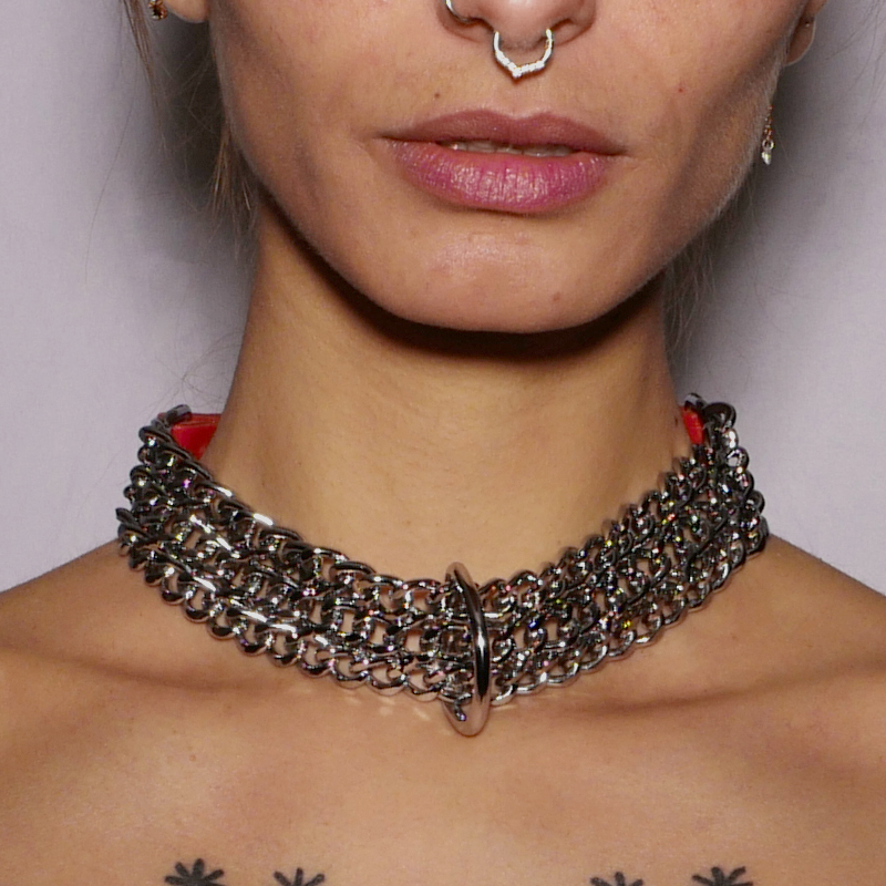 Collier choker en chaînes et cuir rouge