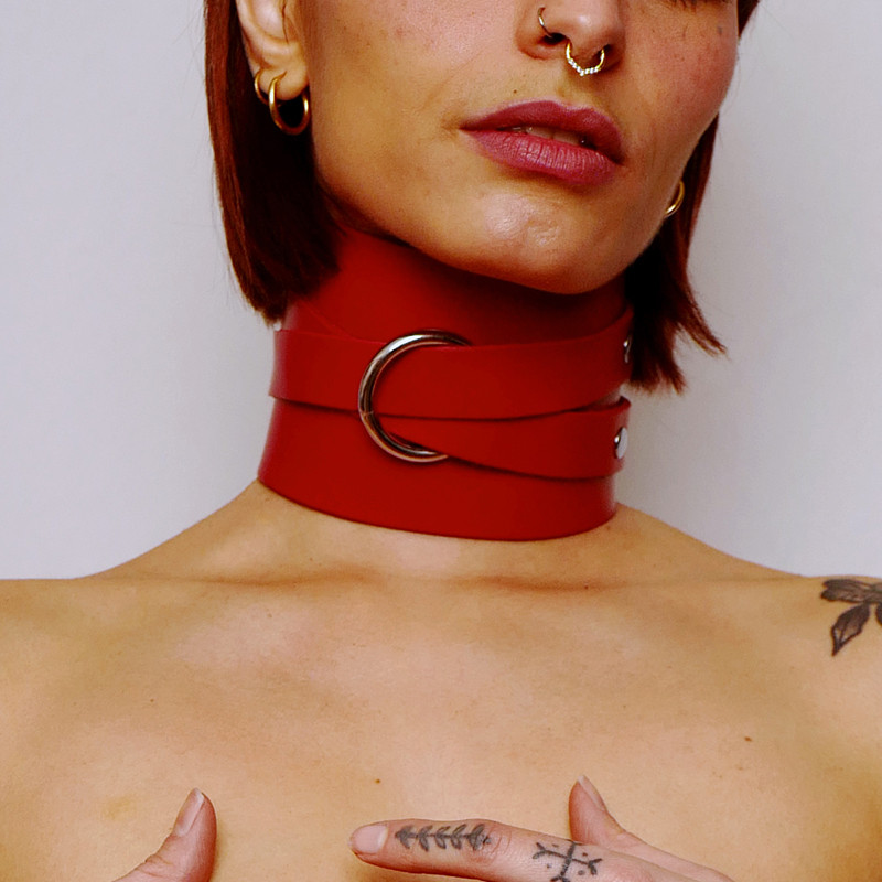 Collier effet minerve qui étreint le cou sur toute sa hauteur en cuir rouge avec anneau d&#039;attache en acier argenté