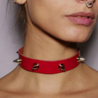 Collier fin en cuir rouge avec clous en acier argenté