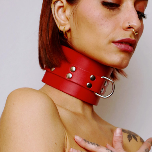Collier large qui étreint le cou sur toute sa hauteur et invite à des jeux de soumission