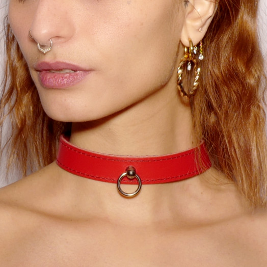 Choker ras-le-cou en cuir rouge et anneau en acier argenté qui se porte comme bijou au quotidien ou accessoire de jeu BDSM