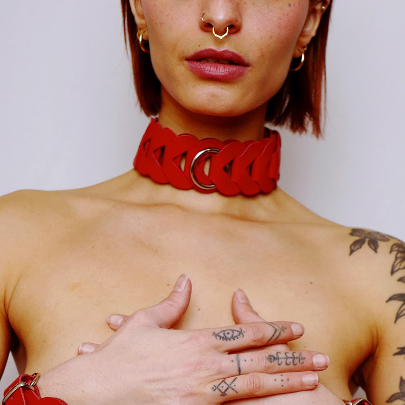 Collier en cuir tressé rouge, portable aussi bien en bijou de corps que comme accessoire fetish pour des jeux BDSM