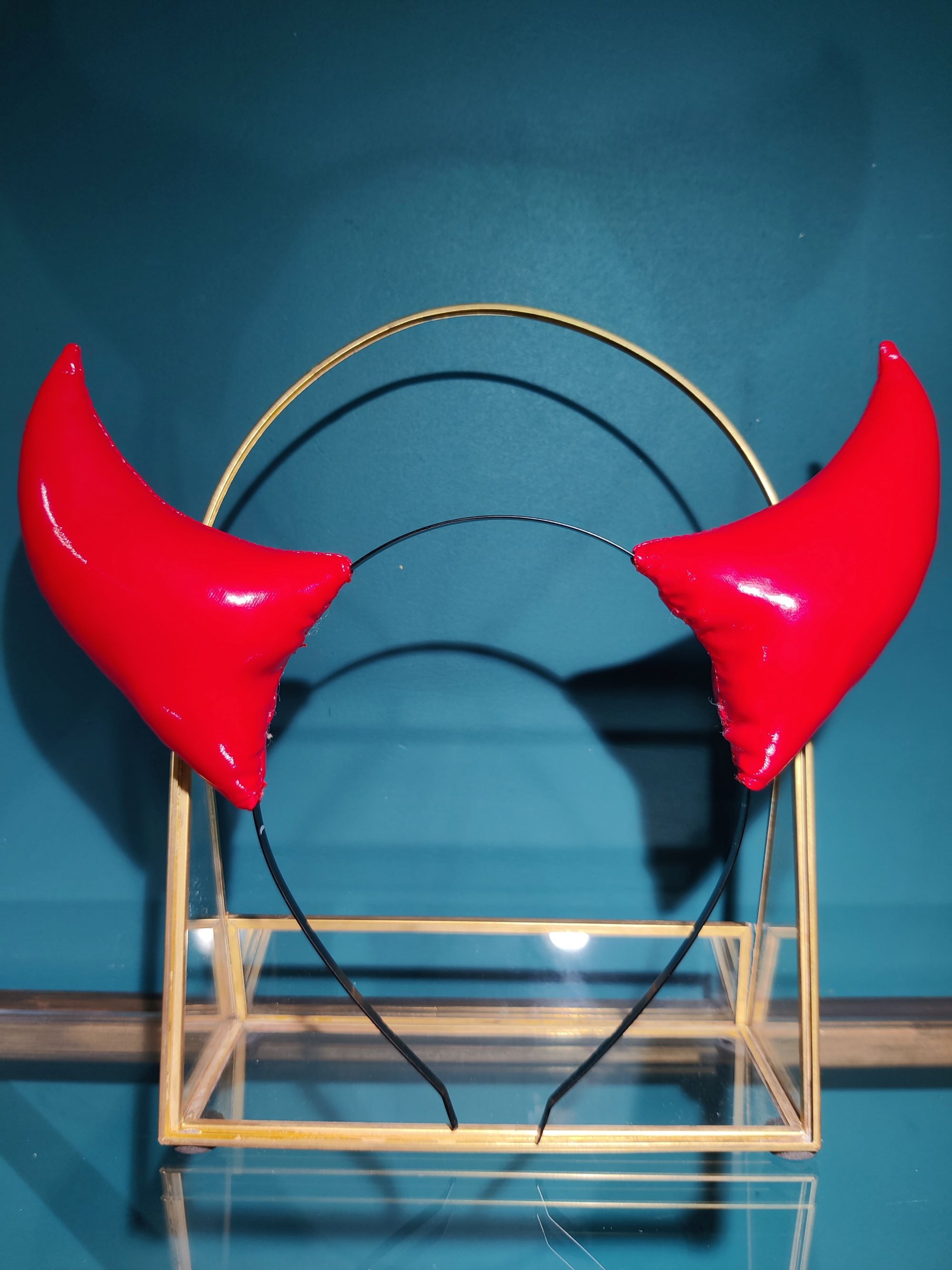 Serre-tête avec des cornes de diable en vinyle rouge, fait main - Made in France.