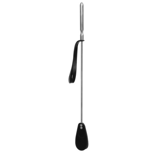 Cravache longue avec manche en aluminium et mèche ronde en cuir noir. Sa dragonne assure son maintien ainsi qu'un rangement facile et élégant.