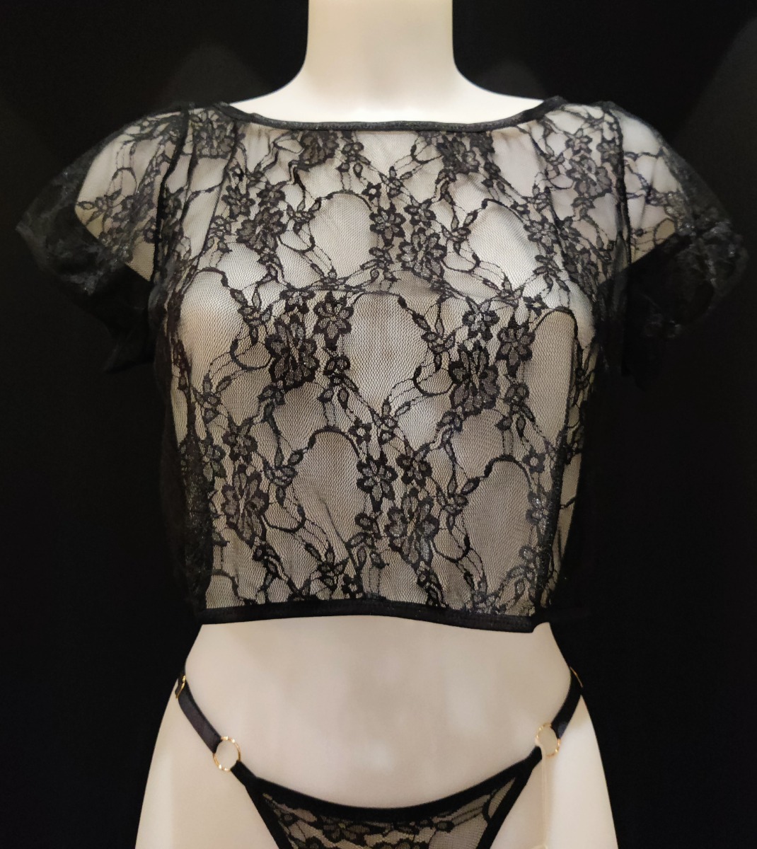 Crop-top en dentelle transparente au motif floral. Sa coupe fluide habille le corps tout en légèreté.
