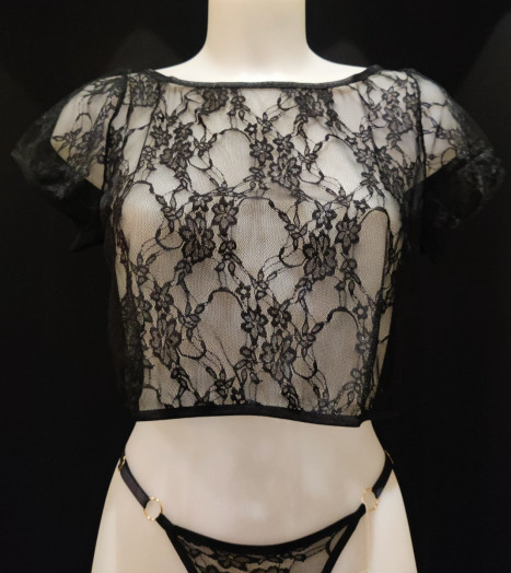 Crop-top en dentelle transparente au motif floral. Sa coupe fluide habille le corps tout en légèreté.
