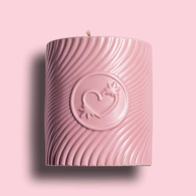 Avec cette bougie de massage aux enivrants parfums de fraise et de champagne de chez HighOnLove, profitez d'une expérience de massage unique