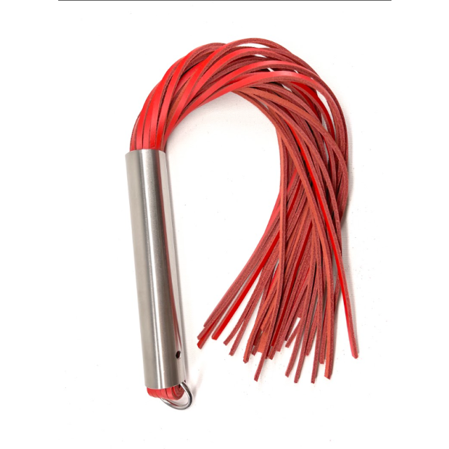 Un martinet en cuir épais rouge avec son manche en acier pour des punitions  piquantes. 