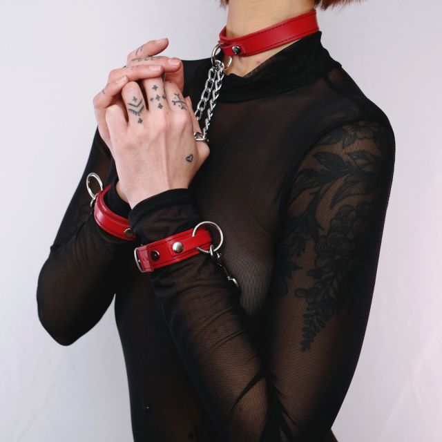 Parure choker et menottes en laisse en cuir rouge