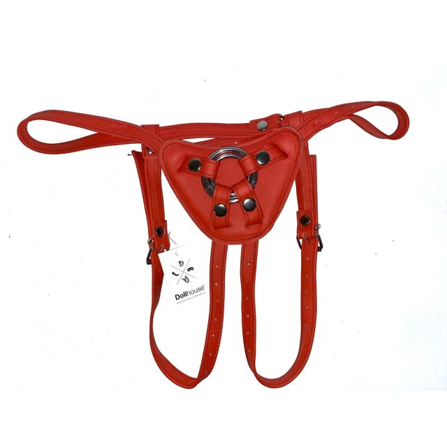 Harnais pour gode-ceinture en cuir souple rouge qui permet de pénétrer un ou une partenaire avec un dildo sans avoir à le tenir avec ses mains