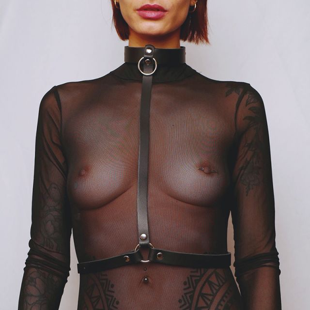 Harnais de poitrine en cuir épais noir, taille unique, réglable en tour de cou et tour de dos. A porter comme bijou ou accessoire de jeu. 