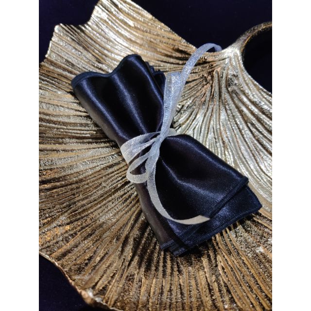 Bandeau fait main en satin noir. Sa longueur d'1m20 environ permet de l'utiliser pour bander les yeux ou lier les poignets.