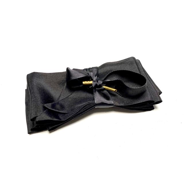 Lien en soie noire, fait main, d'une longueur de 2m60. Il pourra servir à bander les yeux ou attacher les poignets.