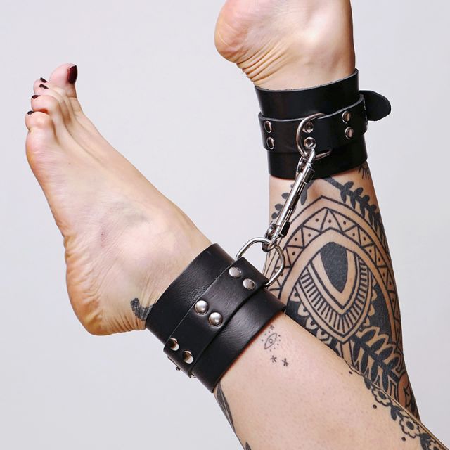 Paire de chevillères en cuir épais noir pour bien enserrer les chevilles lors des jeux BDSM