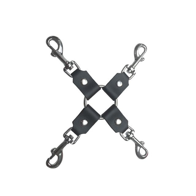 Attache de contrainte en croix avec 4 mousquetons en acier argentés, reliés par des lanières de cuir noir. Accessoire indispensable à tout kit de contrainte BDSM.