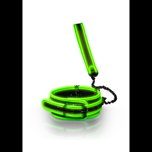 Collier en similicuir souple et sa laisse détachable en chaîne teintée noir. Il est phosphorescent.