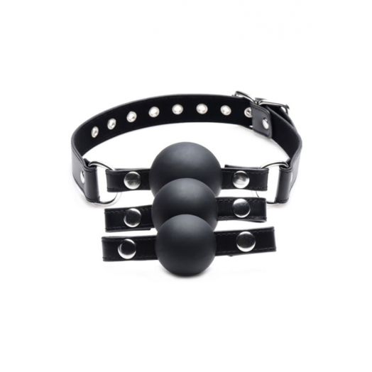 Un gag-ball avec des lanières en simili cuir. Les boules de ce gag-ball sont en silicone, solidement fixées à l'aide d'une attache en acier.
