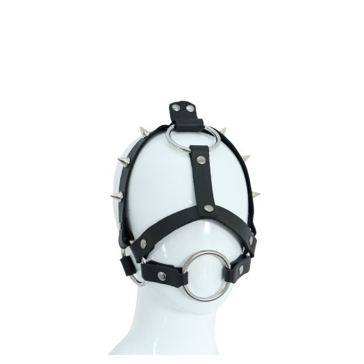 Harnais de tête en cuir noir clouté. Son anneau central peut se porter comme gag-ring. 