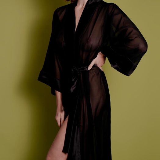 Kimono long en mousseline de soie transparente. Son col, ses bordures de manches et sa ceinture sont en soie opaque.