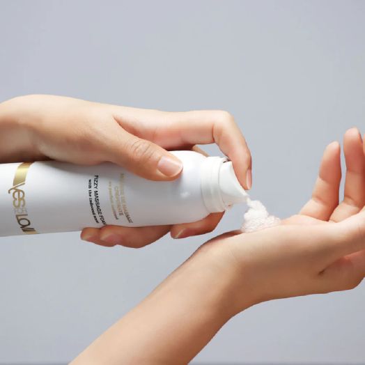 Mousse de massage dans un flacon bombe qui offre un gel qui crépite sur la peau et donne un effet de fraîcheur