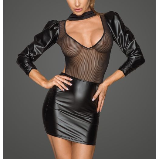 Robe courte ajourée sur le dos et les hanches, avec jupe et manches bouffantes en wetlook et décolleté et col en résille